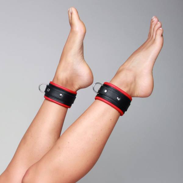 Menottes chevilles cuir noir + rouge 5cm