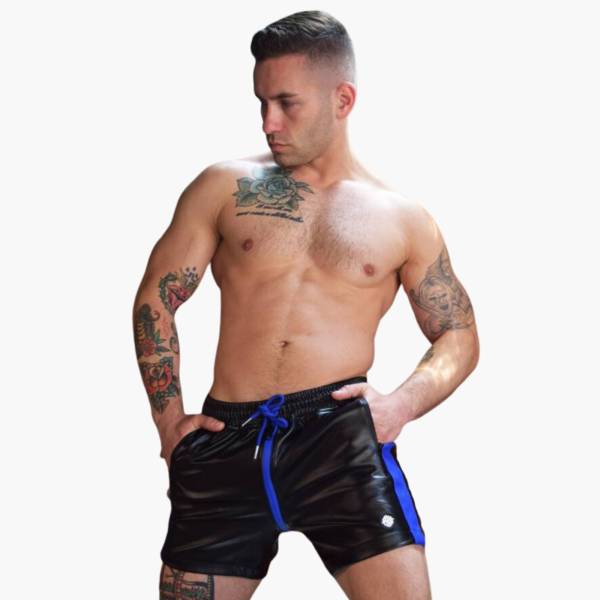 SHORTS AUS SCHWARZEM KUNSTLEDER MIT BLAUEN STREIFEN